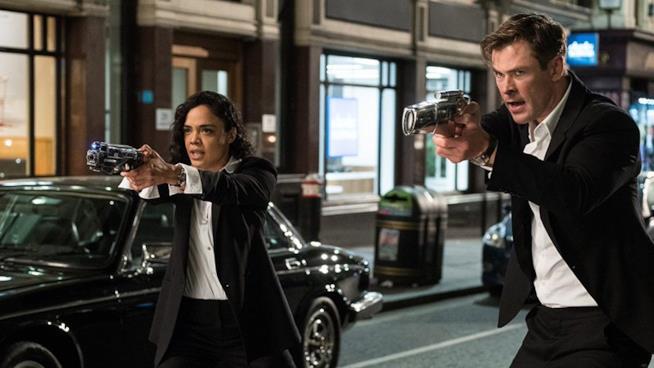 Chris Hemsworth e Tessa Thompson nella nuova foto ufficiale di Men in Black International Tessa Thompson e Chris Hemsworth