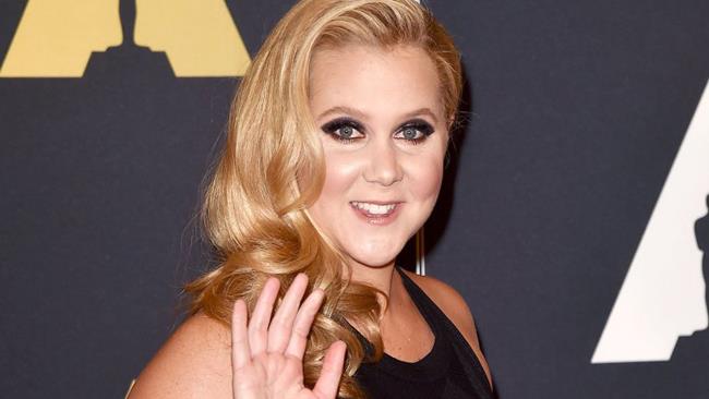 Amy Schumer: l'attrice lascia il film su Barbie per via dei numerosi impegni lavorativi Amy Schumer