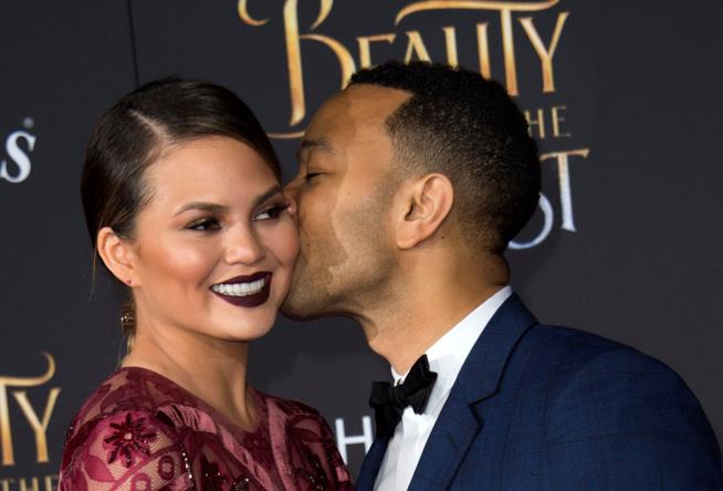 Chrissy Teigen risponde alle critiche ricevute sui social Primo piano di Chrissy Teigen e John Legend