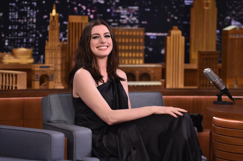 Anne Hathaway la nuova Barbie di Sony? Anne Hathaway seduta con un grande sorriso