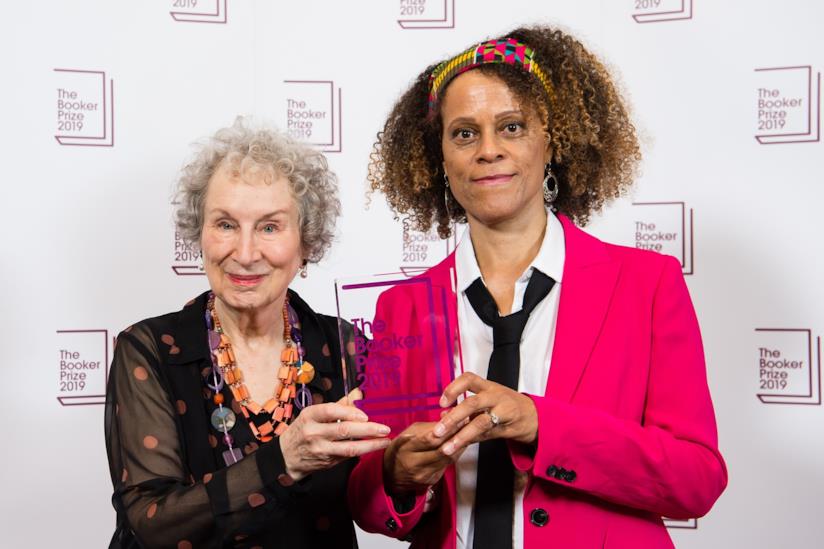 Booker Prize 2019: a dividersi il premio le scrittrici Margaret Atwood e Bernardine Evaristo Margaret Atwood e Bernardine Evaristo