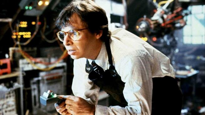 Tesoro, mi si sono ristretti i ragazzi: il reboot si fa L'attore Rick Moranis con un telecomando.in mano nel film