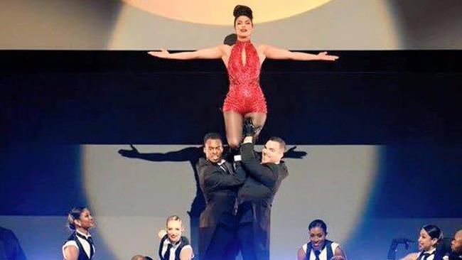 Il balletto di Priyanka Chopra in omaggio a Prince ai TV Upfront 2016 Priyanka Chopra ai TV Upfront 2016