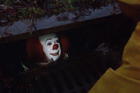 Pennywise il clown di IT Pennywise esce dal tombino