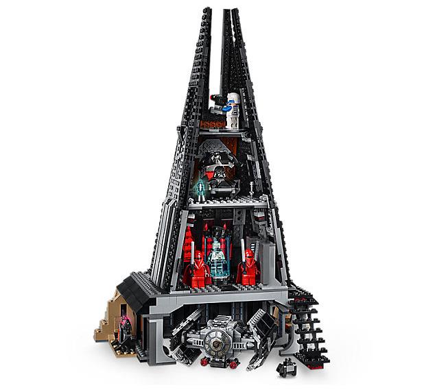 Il set Il Castello di Darth Vader diviso in quattro sezioni di LEGO Dettagli delle quattro sezioni del set LEGO Il Castello di Darth Vader
