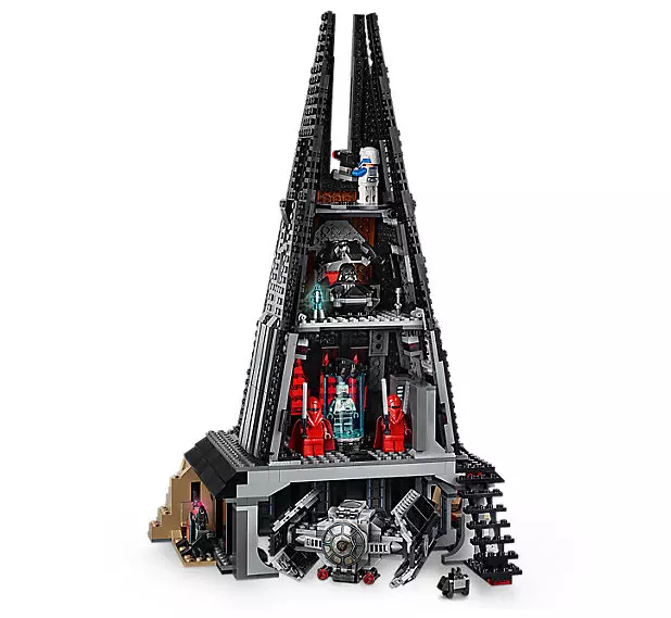 Il set Il Castello di Darth Vader diviso in quattro sezioni di LEGO Dettagli delle quattro sezioni del set LEGO Il Castello di Darth Vader