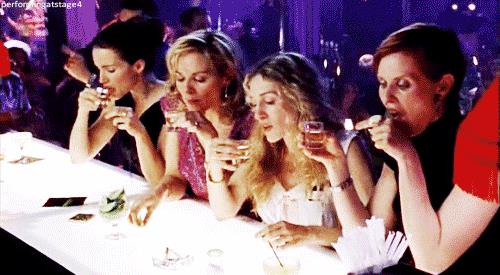 Le protagoniste di Sex and the city bevono degli shot Carrie e le altre ragazze di Sex and the city al bancone di un club