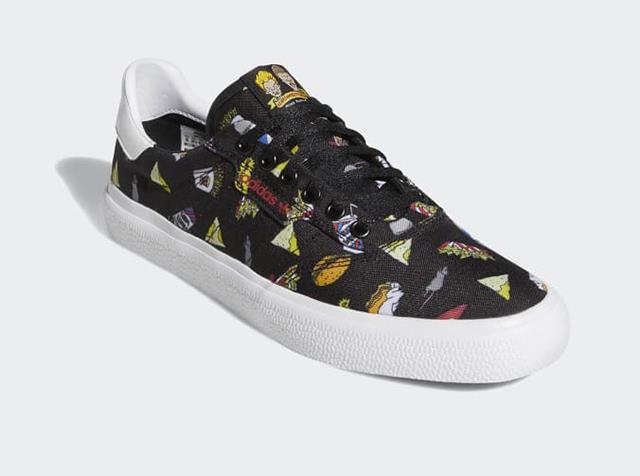 Un particolare delle scarpe dedicate a Beavis & Butt-Head Le scarpe dedicate ai fan di Beavis & Butt-Head