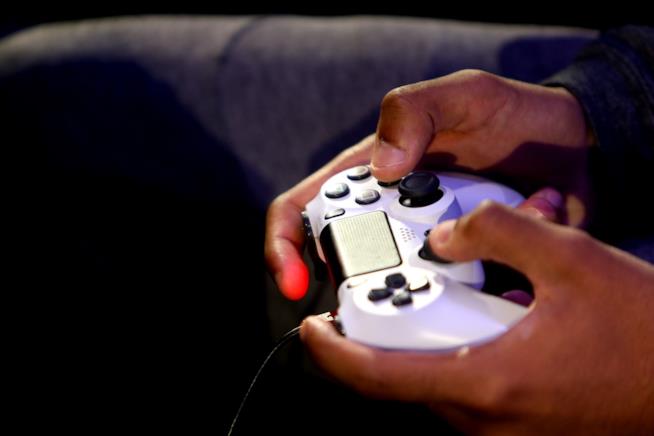 PlayStation 5 e Xbox Scarlett più potenti di Google Stadia: le nuove indiscrezioni DualShock 4, il controller di PlayStation 4, mentre viene utilizzato da un utente