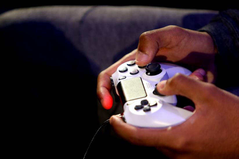 PlayStation 5 e Xbox Scarlett più potenti di Google Stadia: le nuove indiscrezioni DualShock 4, il controller di PlayStation 4, mentre viene utilizzato da un utente