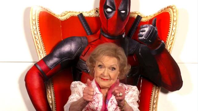 Betty White e Deadpool Betty White seduta su uno stand-in di Deadpool
