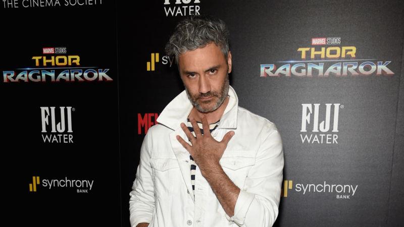 Taika Waititi, regista di Thor: Ragnarok alla prima del film il regista di Thor: Ragnarok, Taika Waititi alla prima del film
