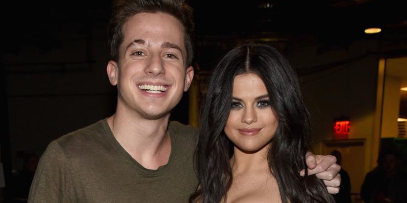 Selena Gomez esce con Charlie Puth Primo piano di Selena Gomez e Charlie Puth