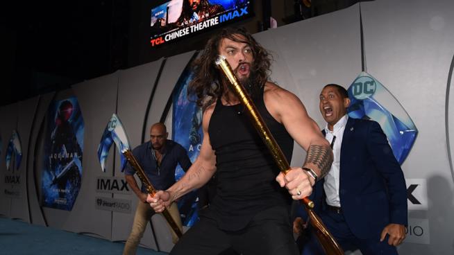 Aquaman: Jason Momoa esegue l'Haka alla prima del film Jason Momoa durante l'Haka alla prima di Aquaman