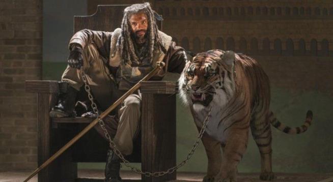 L'interprete di Re Ezekiel ha fatto un selfie con la tigre Shiva Il personaggio di Re Ezekiel in The Walking Dead