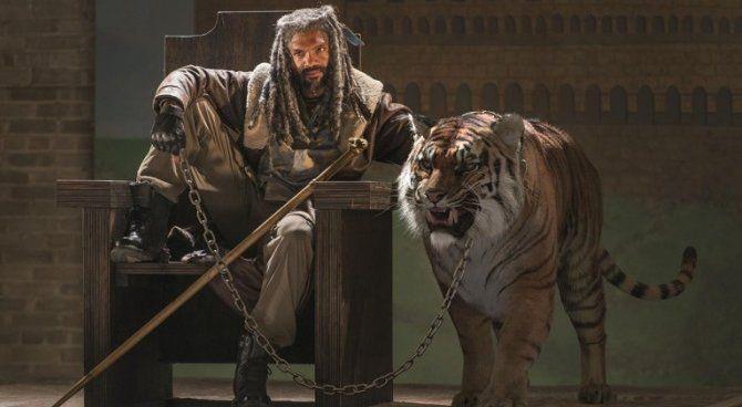 L'interprete di Re Ezekiel ha fatto un selfie con la tigre Shiva Il personaggio di Re Ezekiel in The Walking Dead