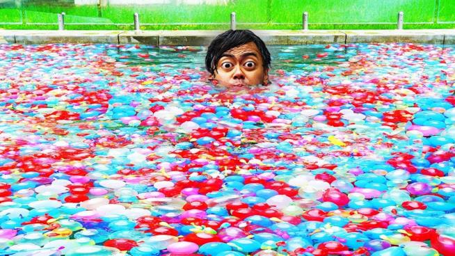 I 10 miglior video su YouTube della settimana Lo YouTuber Guava Juice in una piscina ricoperta di palloncini d'acqua