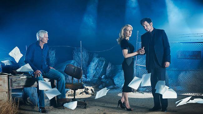 Chris Carter con Gillian Anderson e David Duchovny Chris Carter con Gillian Anderson e David Duchovny in una foto promozionale di X-Files