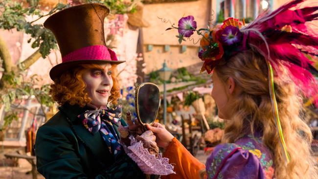 Una sinfonia di colori per la notte dei Grammy 2016 con la nuova preview di Alice Attraverso lo Specchio Alice e il cappellaio in un'immagine promozionale di Alice Attraverso lo Specchio