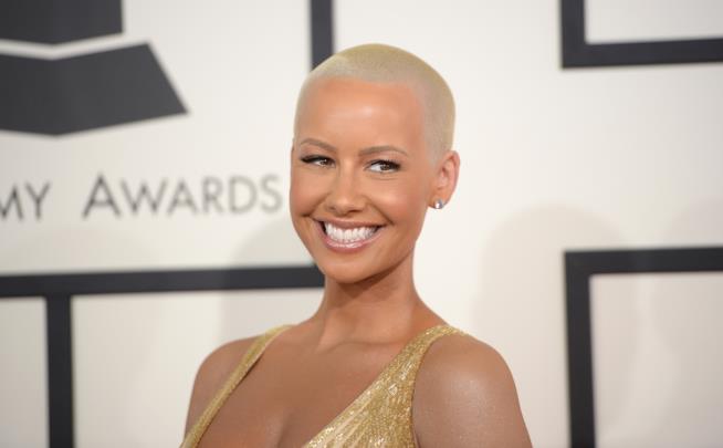 Amber Rose è in guerra con Kanye West e mostra i capezzoli sui social Primo piano di Amber Rose