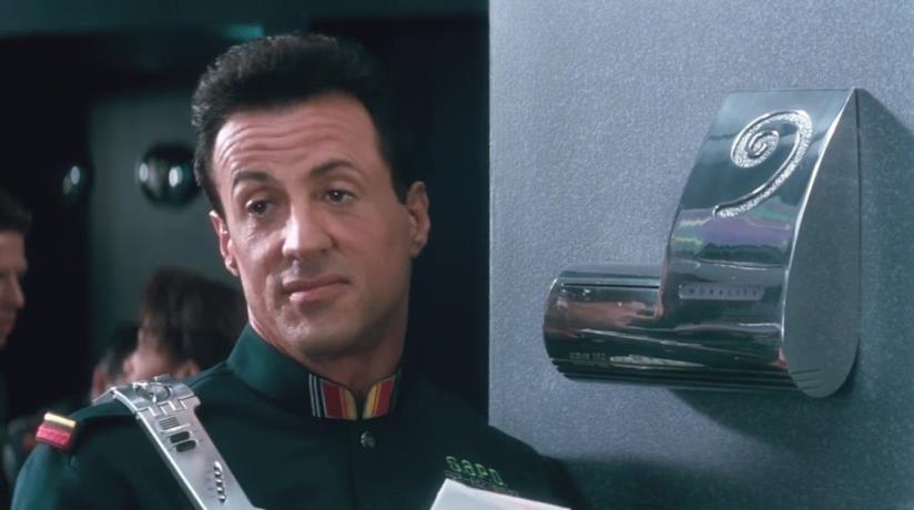Sylvester Stallone e Warner Bros. trovano un accordo sugli incassi di Demolition Man Una scena di Demolition Man
