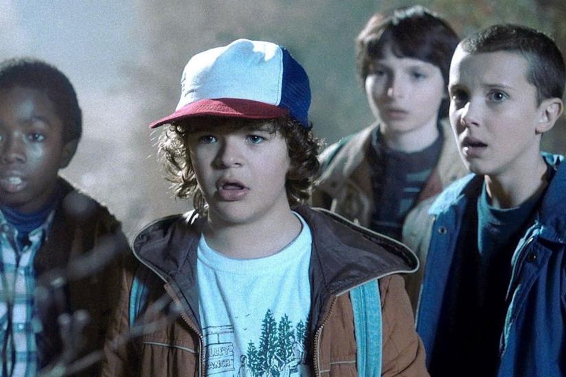 Ecco l'altra ragazza con poteri psichici nel fumetto prequel di Stranger Things Una scena della serie Stranger Things con Dustin, Undici, Will e Lucas