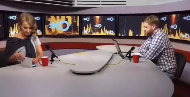 La giornalista Sobchak, brand ambassador di Samsung, mentre utilizza un iPhone X Uno screen che mostra la brand ambassador di Samsung mentre utilizza un iPhone X in TV