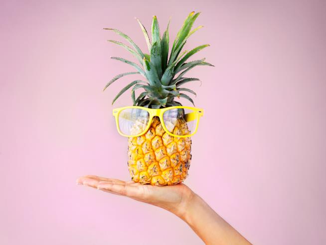 Anche l'Ananas si può mangiare a spicchi: il video virale Ananas con gli occhiali da sole