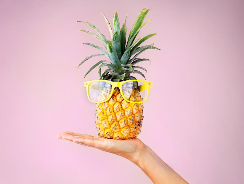 Anche l'Ananas si può mangiare a spicchi: il video virale Ananas con gli occhiali da sole