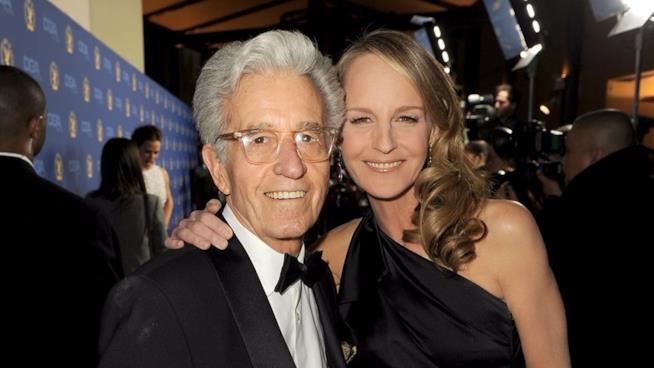 Il regista Gordon Hunt, padre di Helen Hunt, è morto all'età di 87 anni Gordon e Helen Hunt insieme a un evento ufficiale