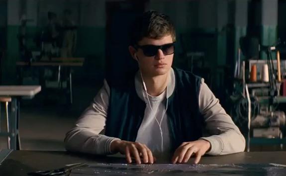 Baby Driver Baby ascolta la spiegazione del colpo ascoltando musica