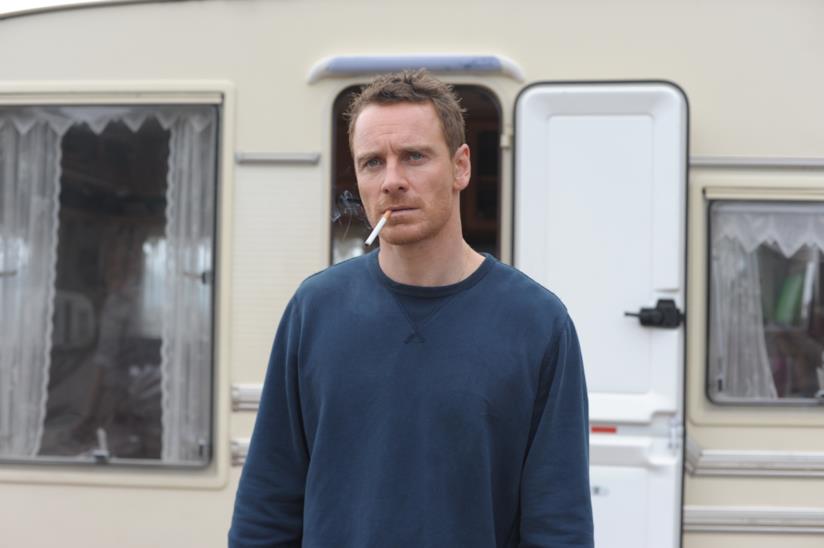 Arriva al cinema Codice Criminale portando online altre due nuove clip Michael Fassbender in una scena dal film Codice Criminale