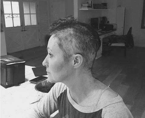 Shannen Doherty contro il cancro: le foto in cui si rasa i capelli Un'immagine toccante di Shannen Doherty rasata post chemioterapia