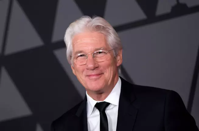 Richard Gere in TV con MotherFatherSon Richard Gere sul red carpet in posa per EW