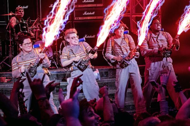 Ghostbusters, i 5 motivi per vedere film Ghostbusters, il cast in una scena del film