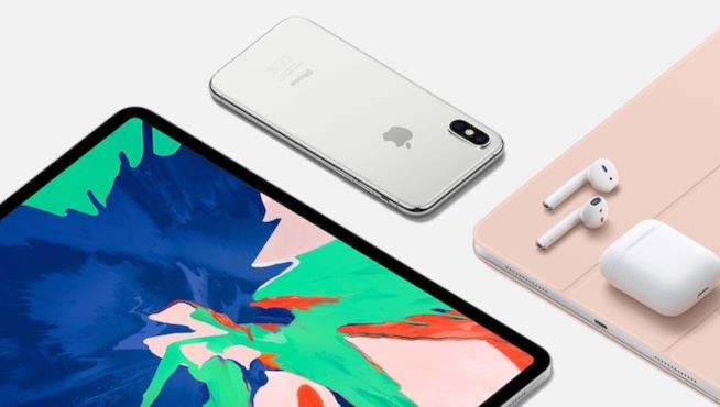 Il 2019 potrebbe essere l'anno della svolta per Apple: ecco i primi rumor sulle novità in arrivo Immagine promozionale di Apple con iPhone, iPad Pro ed AirPods