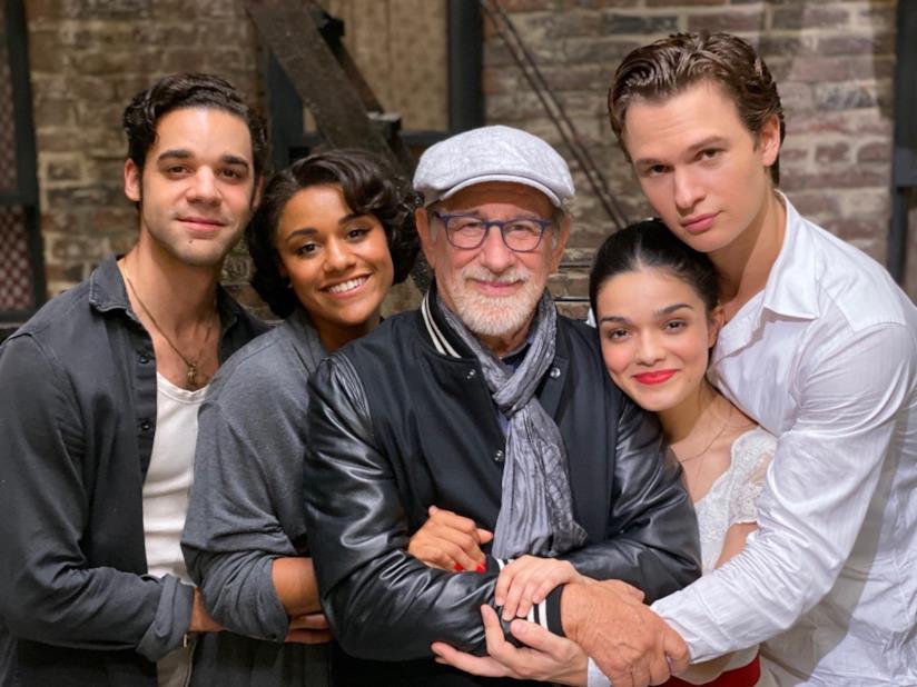 West Side Story ha finito le riprese David Alvarez, Ariana De Bose, Steven Spielberg, Rachel Zegler e Ansel Elgort sul set del film