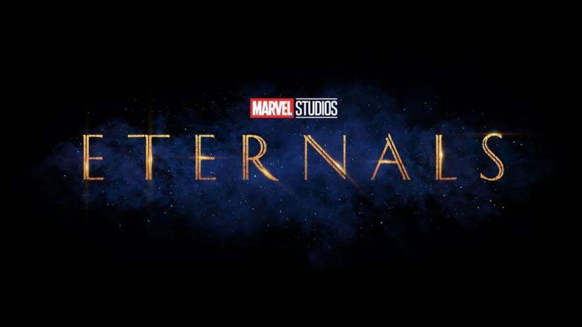 Gli Eterni avrà il primo protagonista gay, ecco i dettagli Il logo del film Gli Eterni dorato su sfondo viola e nero