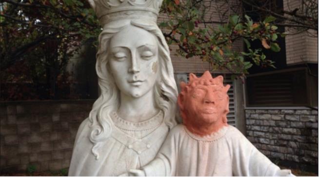 La statua della Madonna che a causa di un errore assomiglia a Maggie Simpson In foto la Madonna e il Gesù che assomiglia a Maggie Simpson