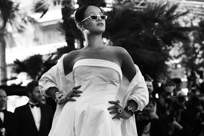 Gli occhiali da sole sono stati il vero must have di Cannes 70 Rihanna sul red carpet di Cannes 70