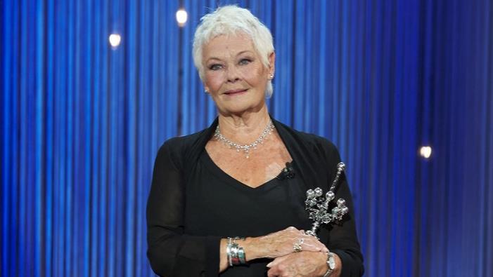Judi Dench non è d'accordo con la decisione di estromettere Kevin Spacey dai film Judi Dench a un evento ufficiale