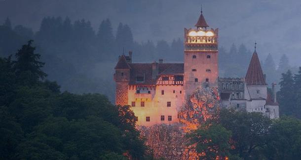 Halloween al castello del conte Dracula, ecco come poterlo trascorrere lì Il castello di Bran del conte Dracula