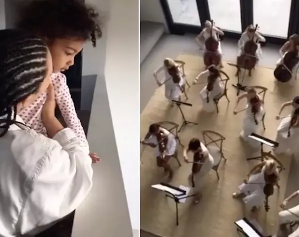 Kim Kardashian e l'orchestra ricevuta in dono da Kanye West Primo piano di Kim Kardashian che ascolta l'orchestra che suona in casa sua