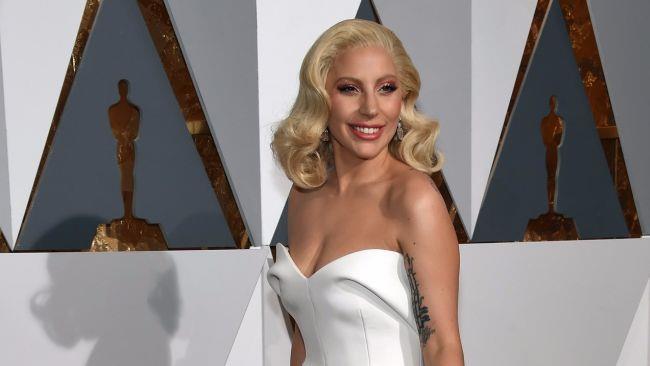 Lady Gaga con il nuovo stile agli Oscar 2016 Lady Gaga in abito bianco agli Oscar 2016 mostra il suo nuovo stile