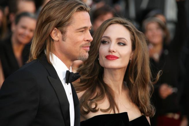 Angelina Jolie licenzia la tata per Brad Pitt Primo piano di Angelina Jolie e Brad Pitt