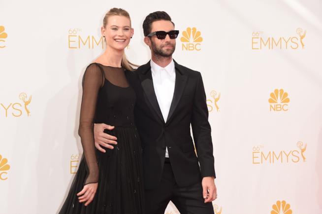 Adam Levine e Behati Prinsloo condividono sui social la prima foto della figlia Primo piano di Adam Levine e Behati Prinsloo