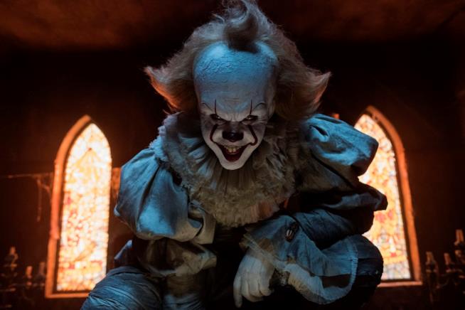 IT, il nuovo adattamento cinematografico del romanzo horror di Stephen King Bill Skarsgård è il pagliacco Pennywise nel nuovo IT