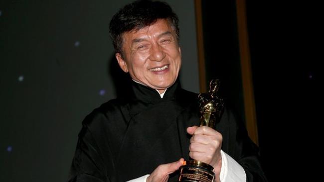 Jackie Chan ha ritirato il suo meritato Oscar alla Carriera, sabato 12 novembre 2016 Jackie Chan con l'Oscar