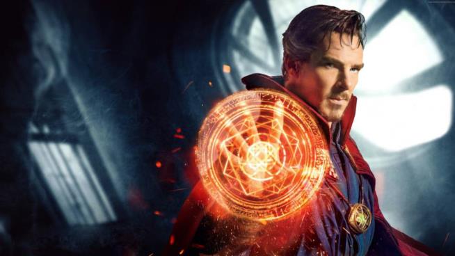 Doctor Strange 2, Derrickson di nuovo in regia e produzione nel 2020 Un primo piano di Doctor Strange nel poster ufficiale del film