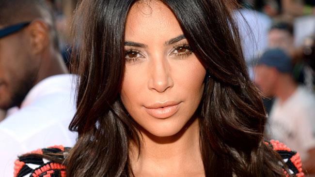 Kim Kardashian si spoglia su Instagram Primo piano di Kim Kardashian